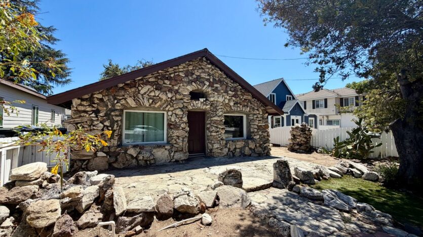 3056 Crescent Way  - Thousand Oaks - California - 2 bed, 1 bath rental property