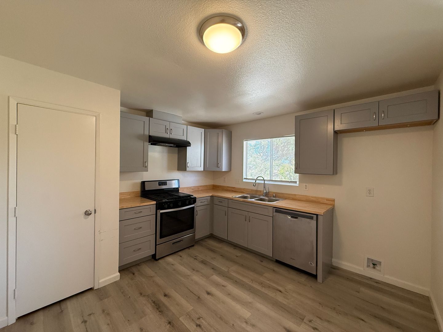524 E. Ave Q12 - Unit 16 - Palmdale - California - 2 bed, 1 bath rental property