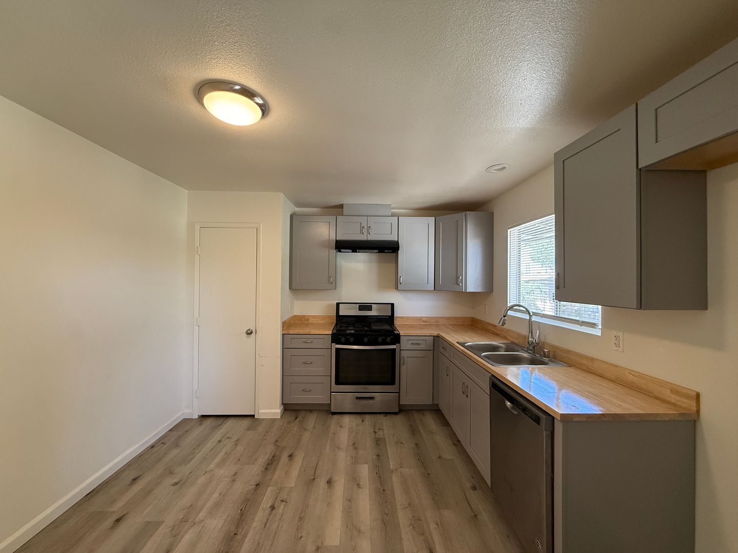 524 E. Ave Q12 - Unit 16 - Palmdale - California - 2 bed, 1 bath rental property