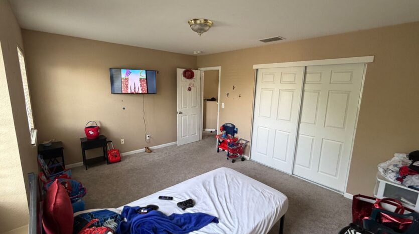 12 Jackdaw Ct  - Sacramento - California - 5 bed, 2.5 bath rental property