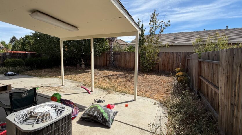12 Jackdaw Ct  - Sacramento - California - 5 bed, 2.5 bath rental property
