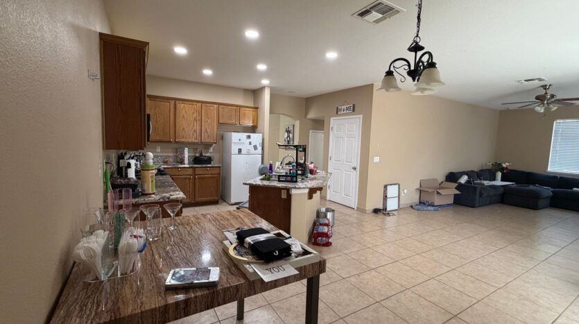 12 Jackdaw Ct  - Sacramento - California - 5 bed, 2.5 bath rental property