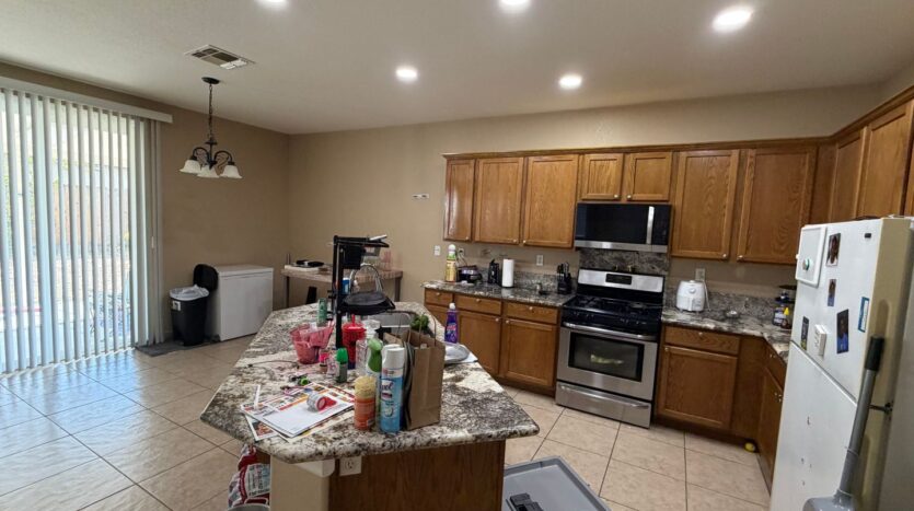 12 Jackdaw Ct  - Sacramento - California - 5 bed, 2.5 bath rental property