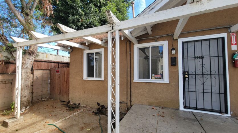 14422 - 14428 1/2 Haynes St. - Los Angeles - California - 2 bed, 1 bath rental property