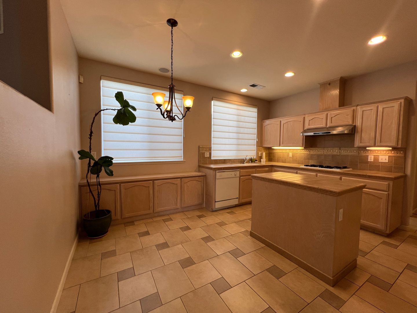 2456 E Marquise Ct - Fresno - California - 3 bed, 2 bath rental property