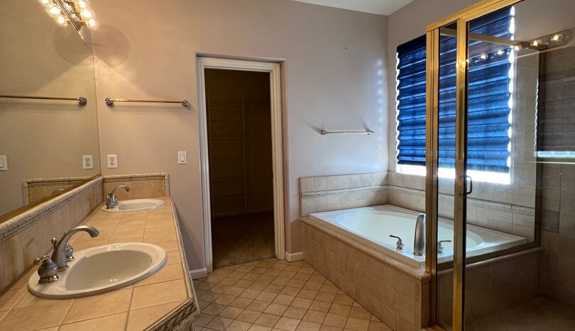 2456 E Marquise Ct - Fresno - California - 3 bed, 2 bath rental property