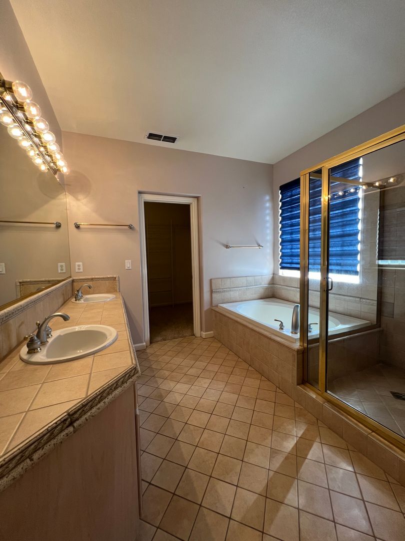 2456 E Marquise Ct - Fresno - California - 3 bed, 2 bath rental property