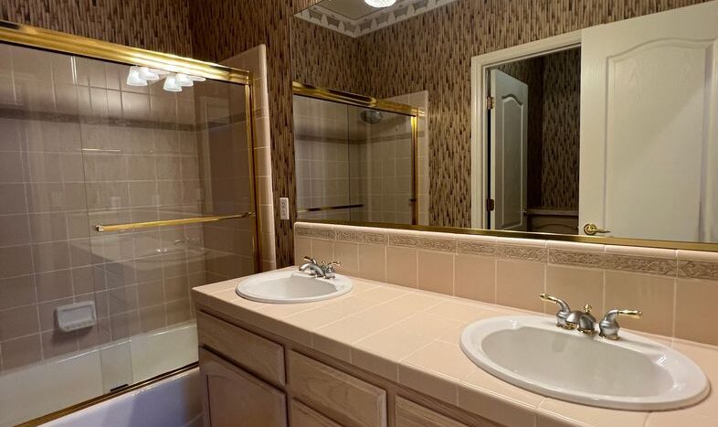 2456 E Marquise Ct - Fresno - California - 3 bed, 2 bath rental property