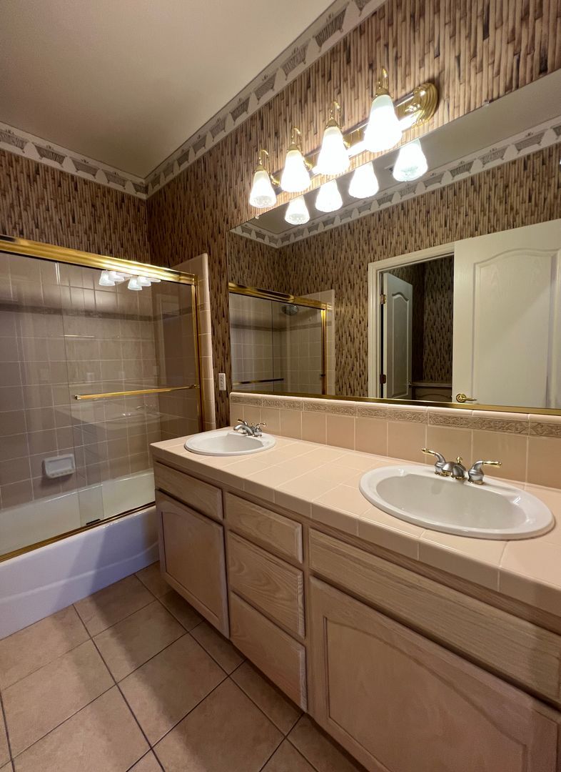2456 E Marquise Ct - Fresno - California - 3 bed, 2 bath rental property