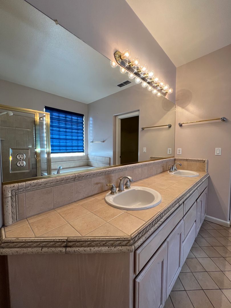 2456 E Marquise Ct - Fresno - California - 3 bed, 2 bath rental property