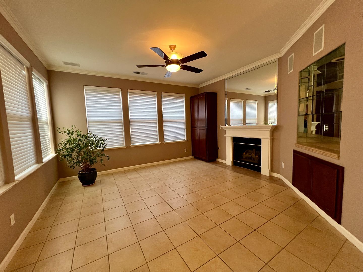 2456 E Marquise Ct - Fresno - California - 3 bed, 2 bath rental property