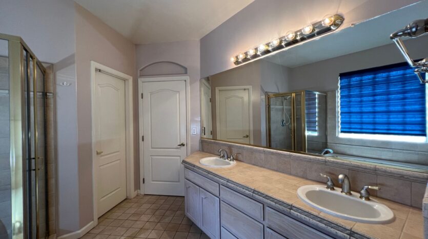 2456 E Marquise Ct - Fresno - California - 3 bed, 2 bath rental property