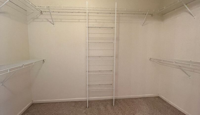 2456 E Marquise Ct - Fresno - California - 3 bed, 2 bath rental property