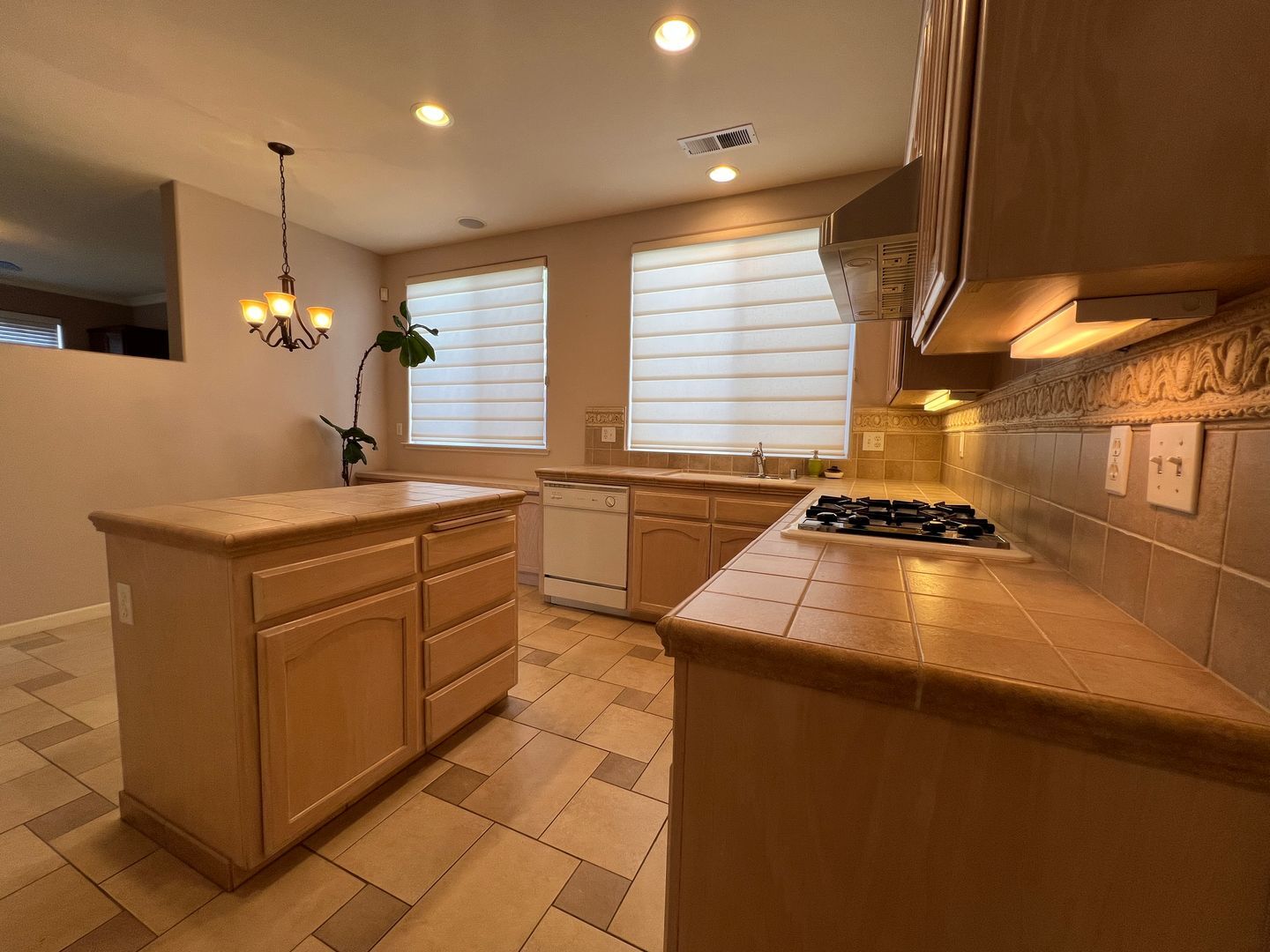 2456 E Marquise Ct - Fresno - California - 3 bed, 2 bath rental property