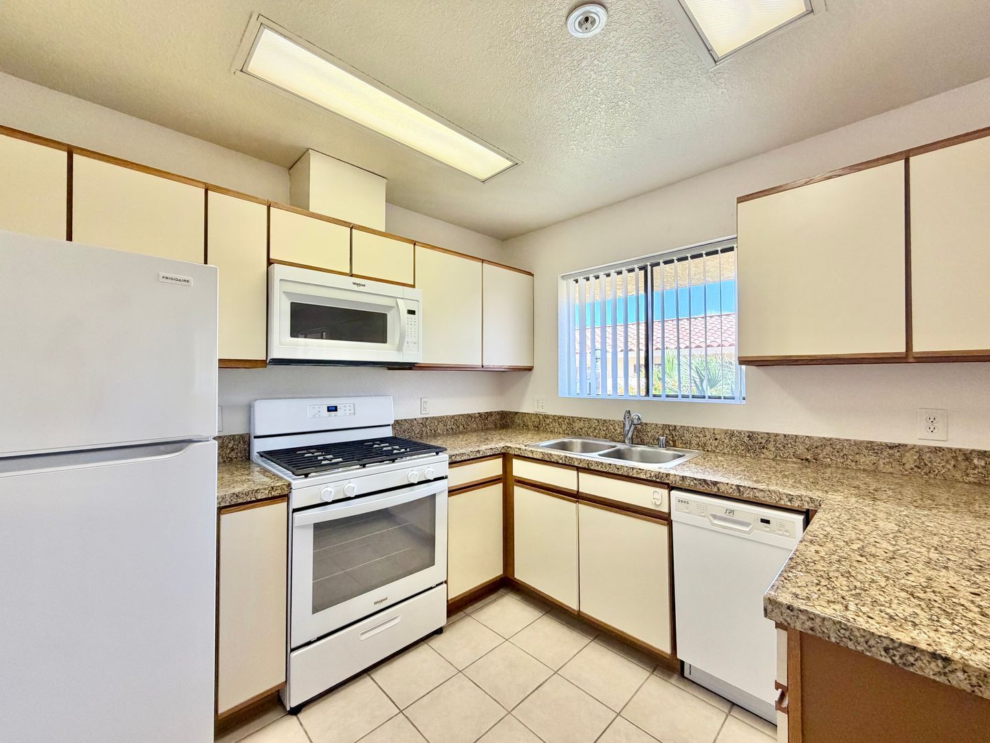 44600 San Rafael Avenue - Unit 05 - Palm Desert - California - 2 bed, 1 bath rental property