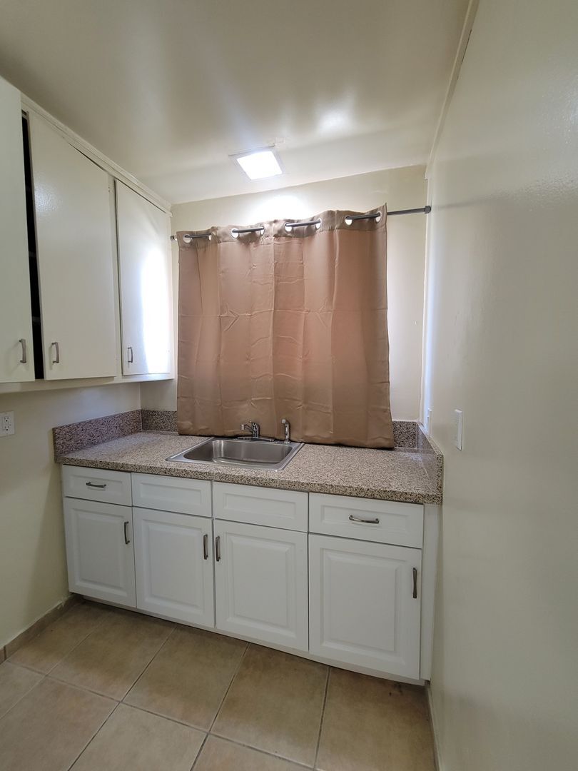5165- 5165 1/2 Santa Monica Blvd. - Los Angeles - California - 1 bed, 1 bath rental property
