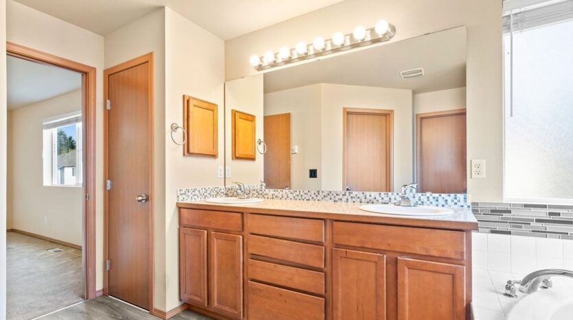 6887 41st St E - Fife - Washington - 5 bed, 2.5 bath rental property