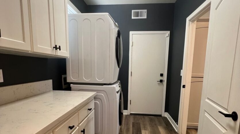 1098 E Monticello Cir - Fresno - California - 3 bed, 2.5 bath rental property
