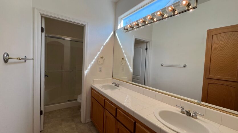 1098 E Monticello Cir - Fresno - California - 3 bed, 2.5 bath rental property