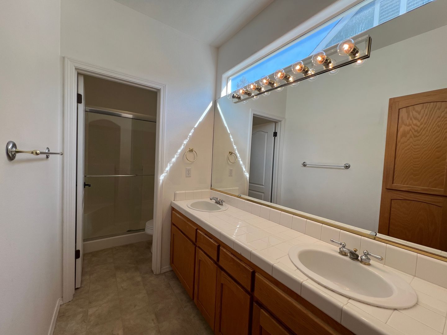 1098 E Monticello Cir - Fresno - California - 3 bed, 2.5 bath rental property