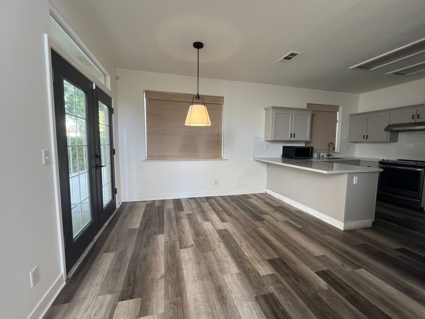1098 E Monticello Cir - Fresno - California - 3 bed, 2.5 bath rental property