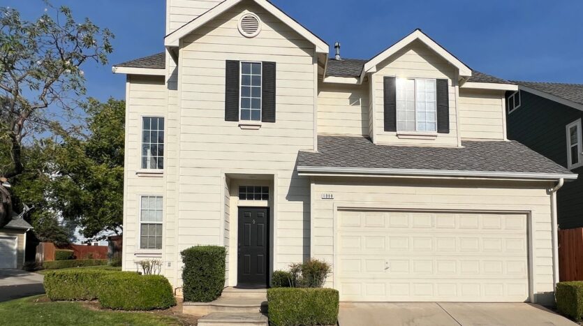 1098 E Monticello Cir - Fresno - California - 3 bed, 2.5 bath rental property