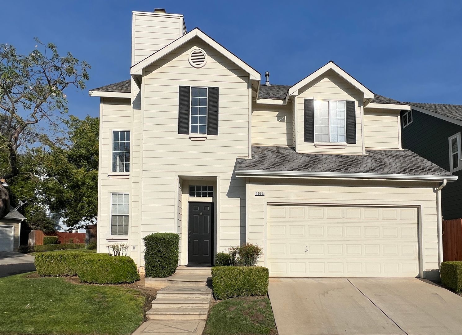 1098 E Monticello Cir - Fresno - California - 3 bed, 2.5 bath rental property