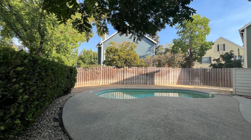 1098 E Monticello Cir - Fresno - California - 3 bed, 2.5 bath rental property