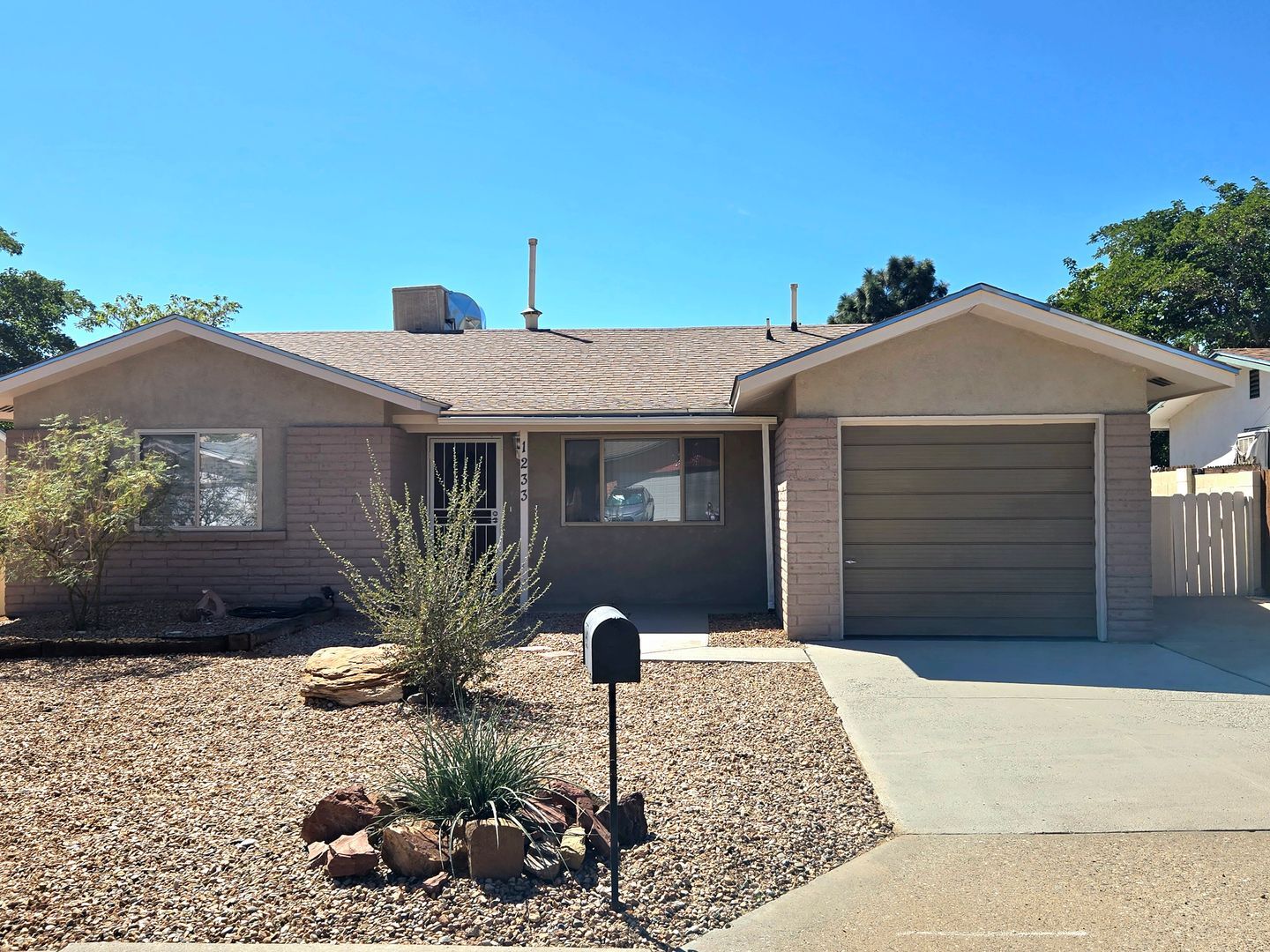 1233 Stutz Dr NE