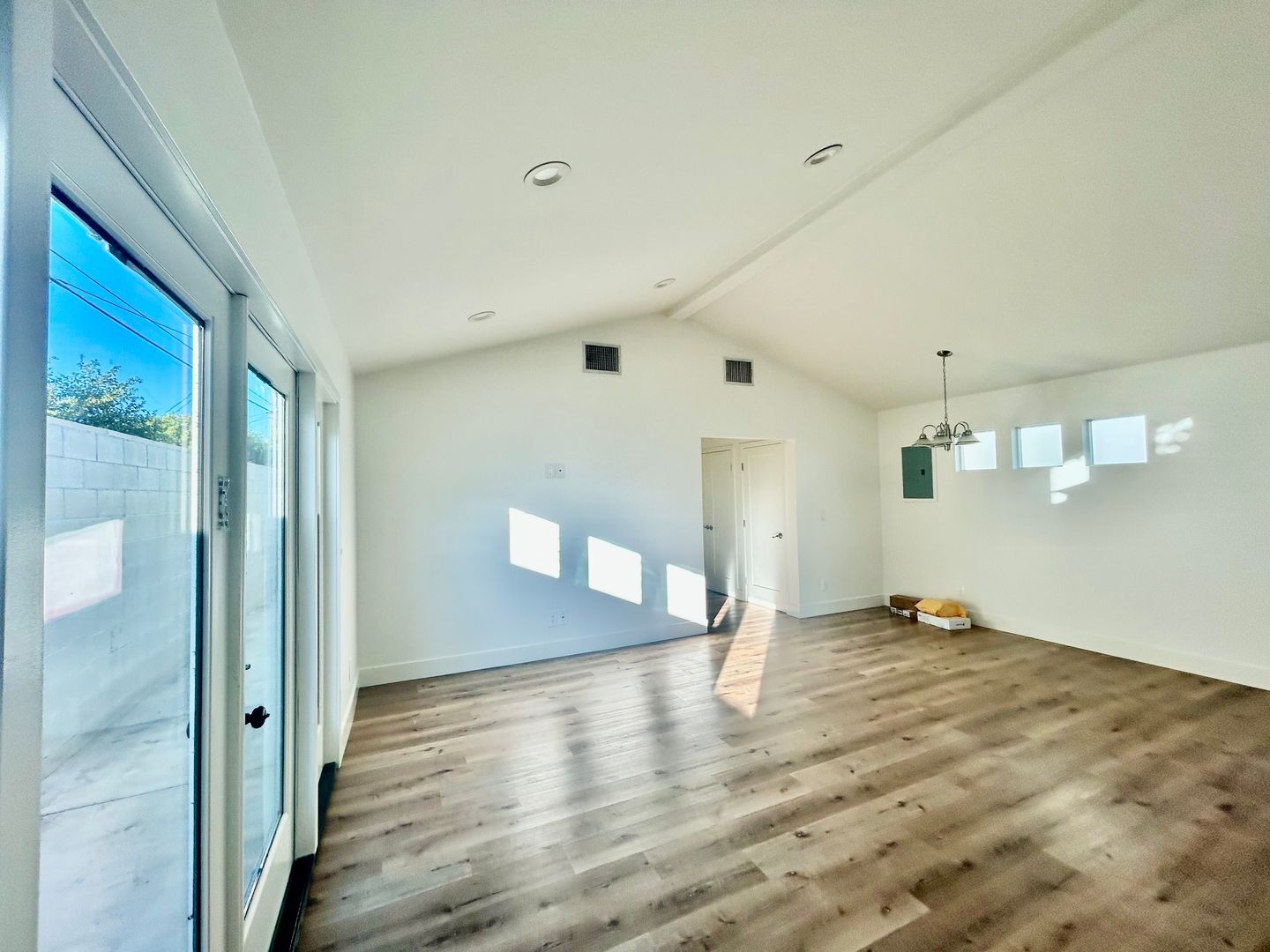 2129 S Sycamore - Los Angeles - California - 1 bed, 1 bath rental property