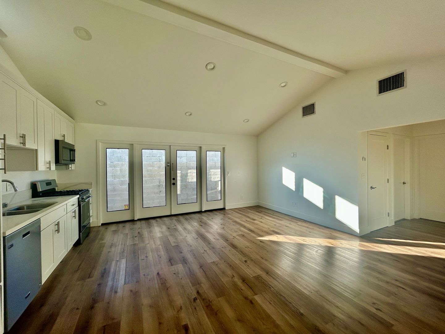 2129 S Sycamore - Los Angeles - California - 1 bed, 1 bath rental property