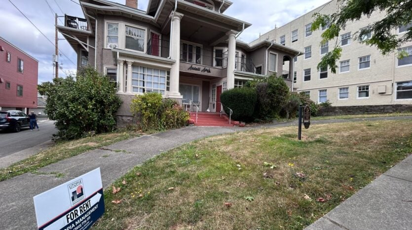 413 E Maple St - Bellingham - Washington - 1 bed, 1 bath rental property