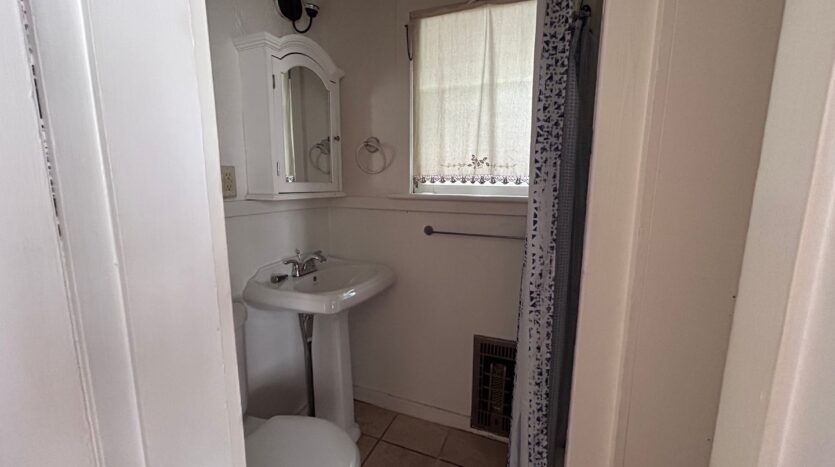 413 E Maple St - Bellingham - Washington - 1 bed, 1 bath rental property