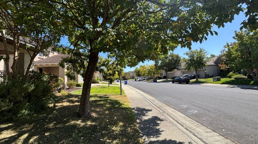 9829 Waterfowl Dr - Elk Grove - California - 5 bed, 3 bath rental property