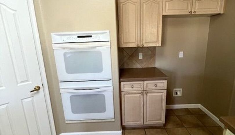 10709 Flagstone Pl NW - Albuquerque - New Mexico - 4 bed, 2.5 bath rental property