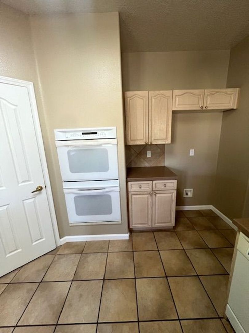 10709 Flagstone Pl NW - Albuquerque - New Mexico - 4 bed, 2.5 bath rental property