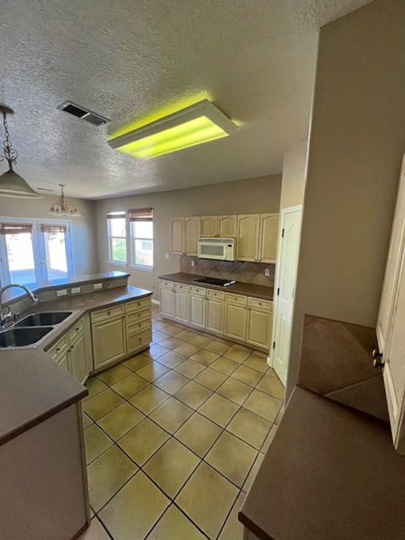 10709 Flagstone Pl NW - Albuquerque - New Mexico - 4 bed, 2.5 bath rental property