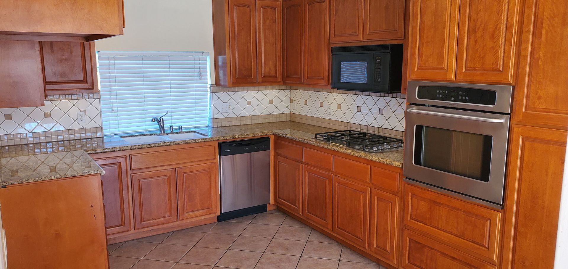 184 Ulysses St - Simi Valley - California - 4 bed, 2.5 bath rental property