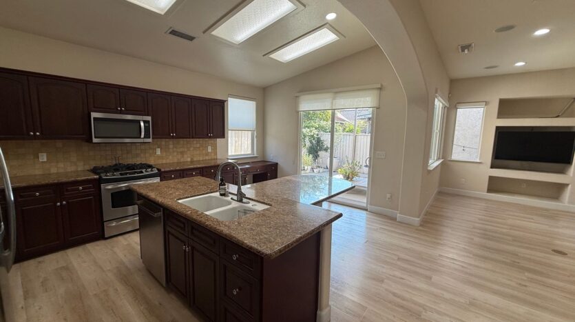3652 W Black Walnut Ln - Fresno - California - 3 bed, 2 bath rental property