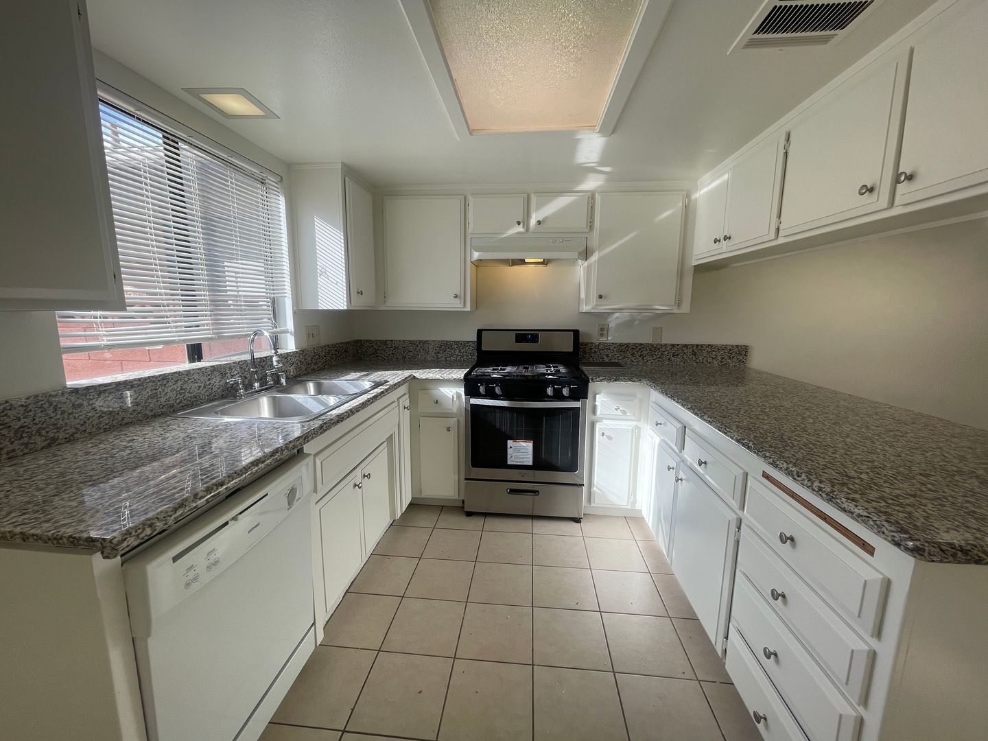 540 E. Lancaster Blvd - Unit B - Lancaster - California - 2 bed, 1.5 bath rental property
