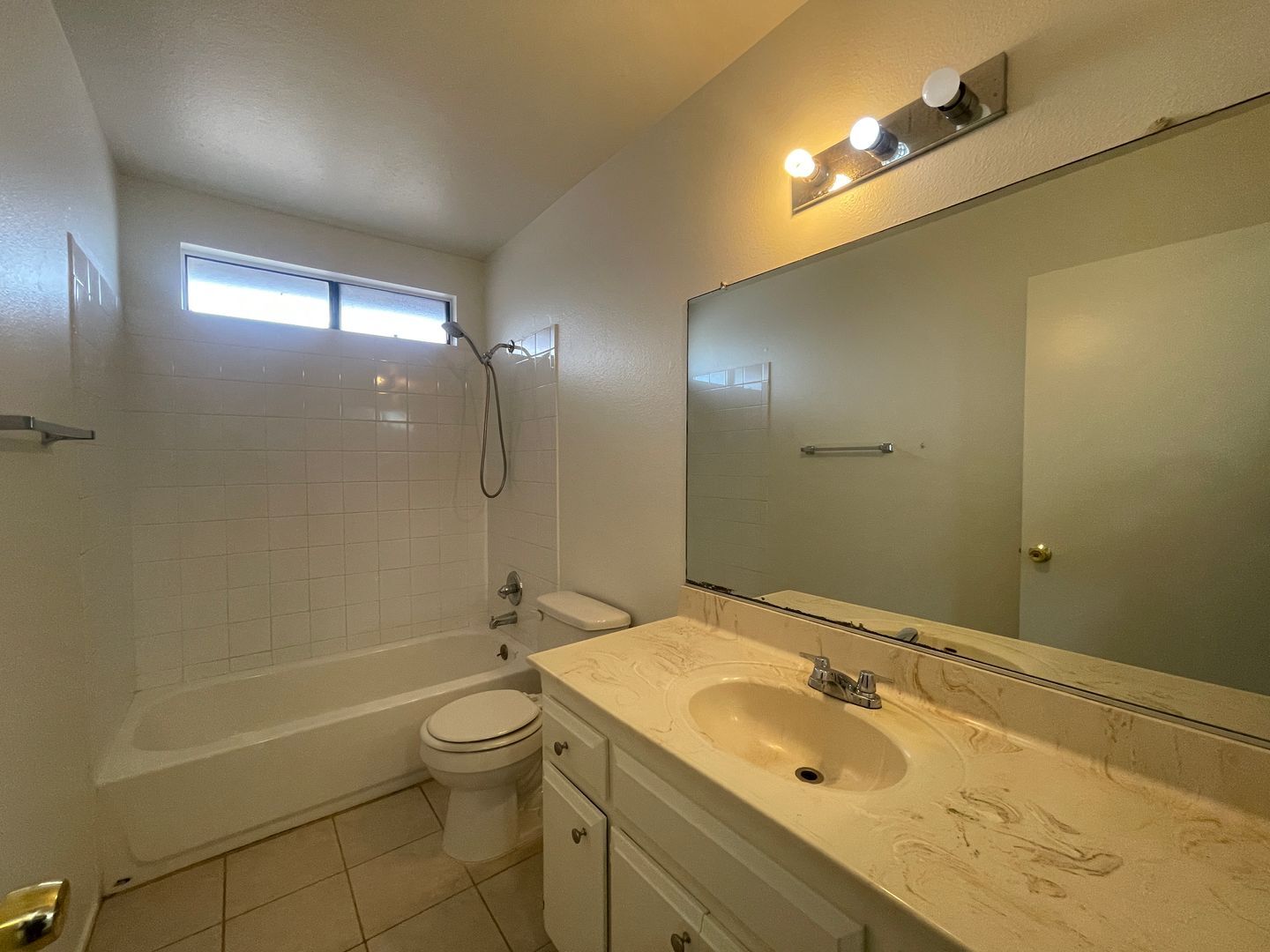 540 E. Lancaster Blvd - Unit B - Lancaster - California - 2 bed, 1.5 bath rental property