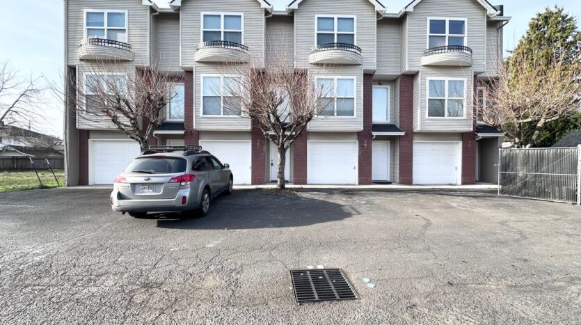 705 NE Roberts Avenue - Gresham - Oregon - 2 bed, 2.5 bath rental property
